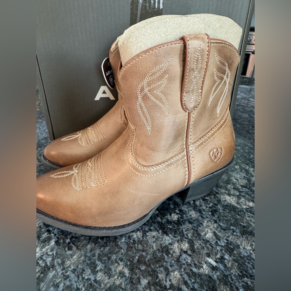 New Women's Ariat Darlin western‎ boots. Sz 7 RT$169. Cowboy Low Leather Boots